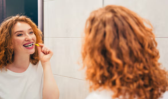 正在使用用牙間刷的女孩