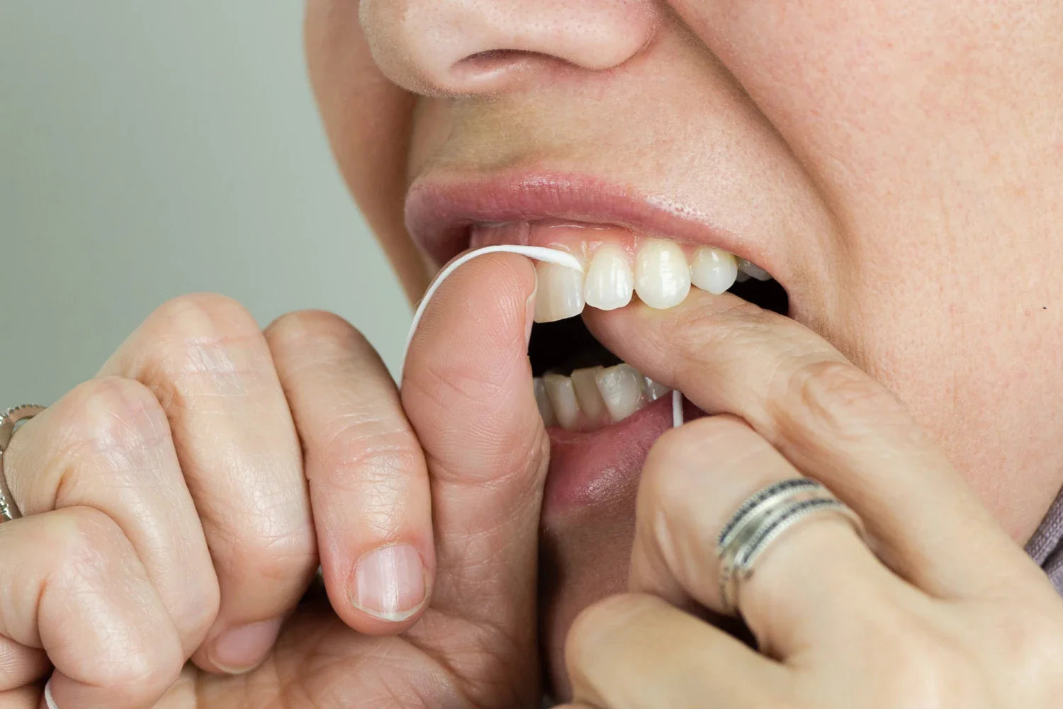 一定要用牙線嗎？破解牙線五大迷思，牙醫告訴你真相